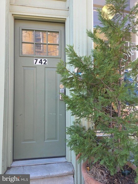 Building Photo - 742 S 4th St