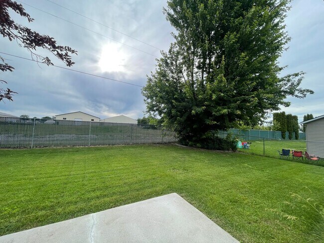 Building Photo - Hayden 3/2 Rancher