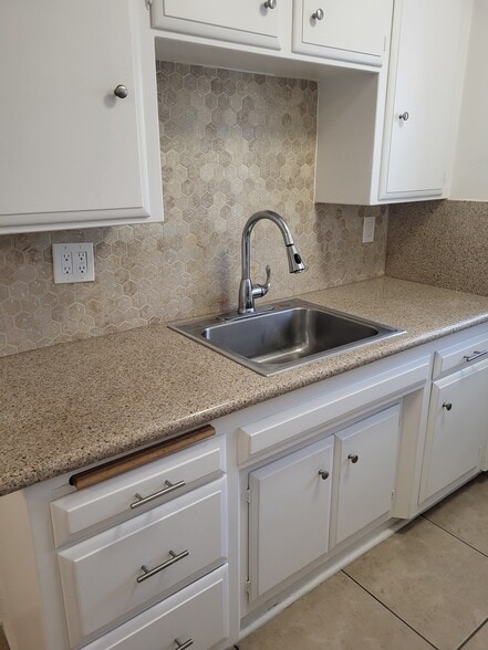 Building Photo - Vista Sunset Apartments