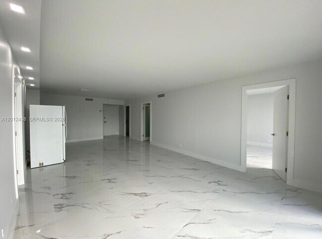 Building Photo - 6039 Collins Ave