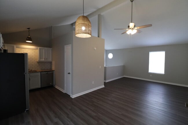 Building Photo - 402 Lakeview Dr