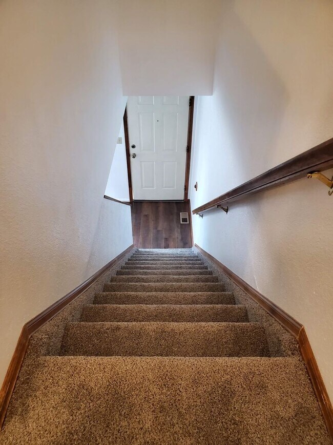 Building Photo - Townhome Style Living!