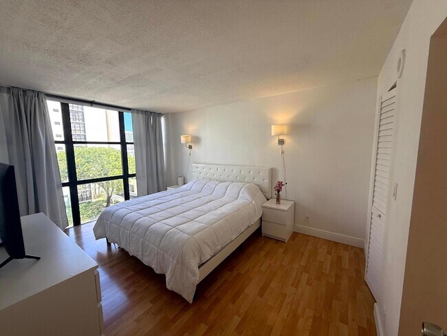 Building Photo - 16909 N Bay Rd