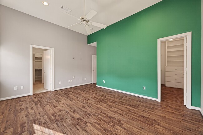 Building Photo - 1112 Columbus St