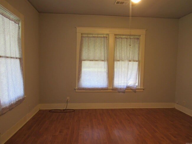 Building Photo - 405 E Main St