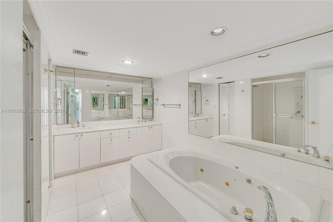 Building Photo - 1121 Crandon Blvd