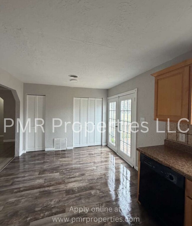 Building Photo - 3 Bedrooms / 2 Bathrooms House