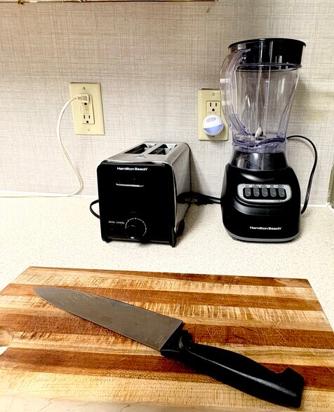 kitchen appliances, knives - 352 Buckingham St