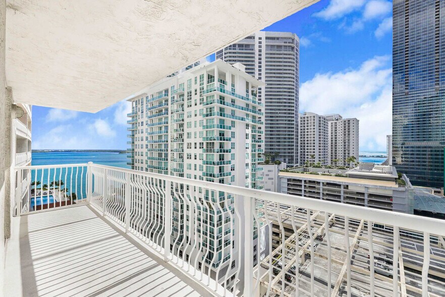 Building Photo - 1200 Brickell Bay Dr