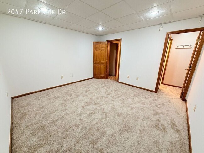 Building Photo - 2047 Parkside Dr