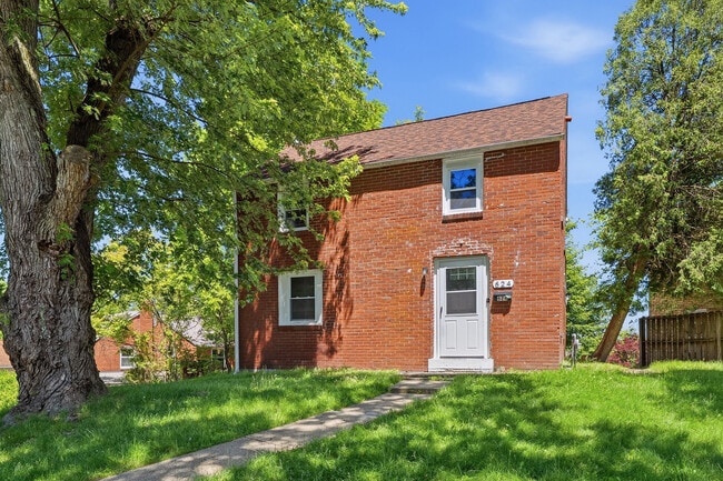 Building Photo - 624 Elm Dr