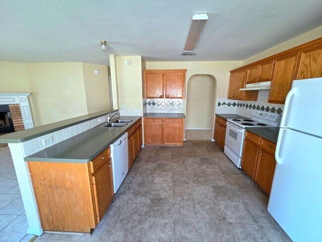 Building Photo - SPACIOUS 2 STORY HOUSE / SPACIOUS YARD / C...