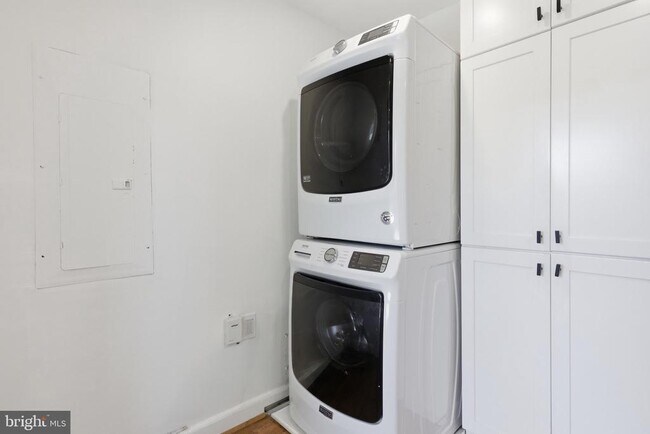 Building Photo - 465 Hampton Ct