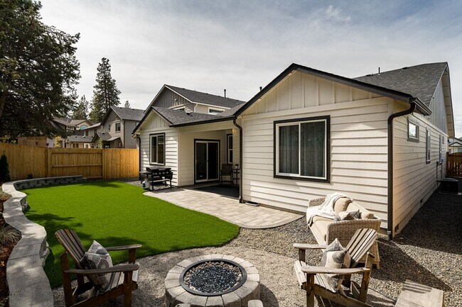 Building Photo - Spacious 4 Bedroom Gem with Private Backya...