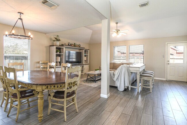 Building Photo - 245 Lake Estates Dr