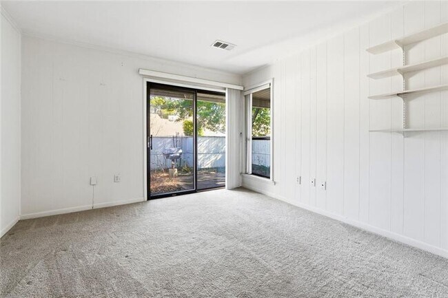 Building Photo - 813 Serramonte Dr
