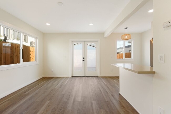 Building Photo - Completely remodeled 2 bd/1ba in charming ...