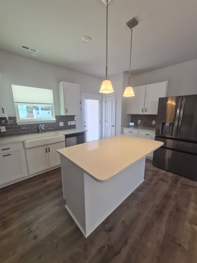 Building Photo - 301 Harvest Mdw Xing