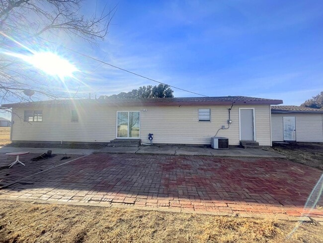 Building Photo - Large 4 Bed 2 Bath on Chapman DR