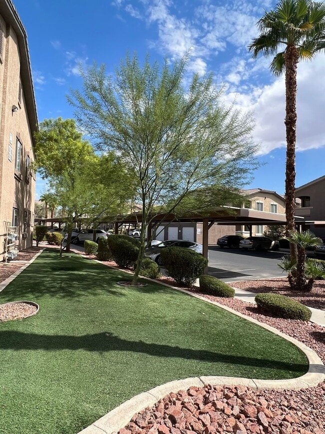 Building Photo - Beautifully remodeled 3 bedroom 2 bathroom downstairs condo right next to the pool!!