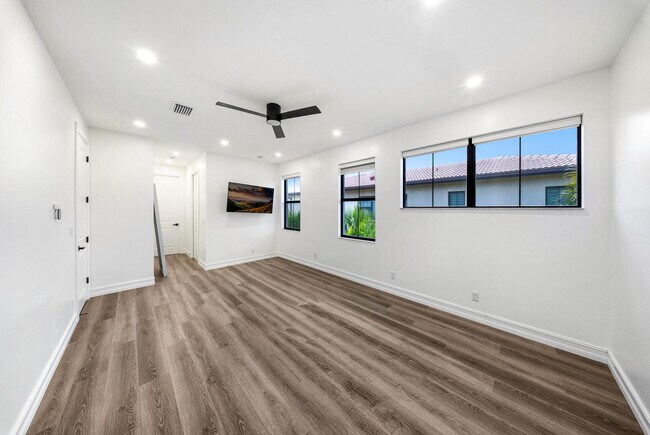 Building Photo - 9065 Watercrest Cir E