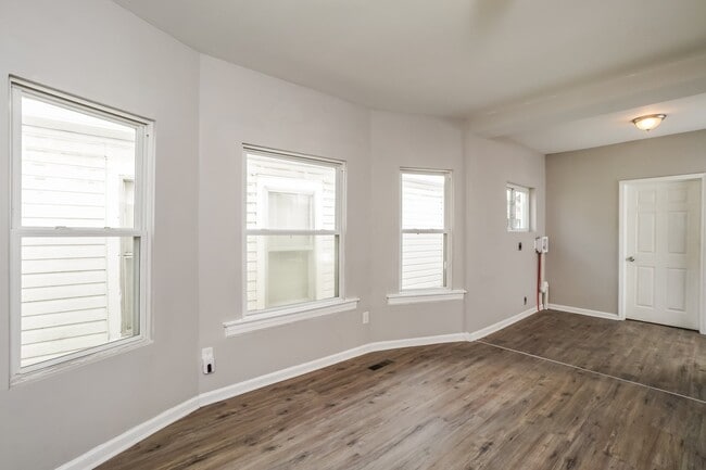 Building Photo - 810 Sutcliffe Ave