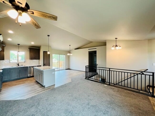 Building Photo - ~ APPLICATIONS PENDING ~ NEWER 4 Bedroom, ...