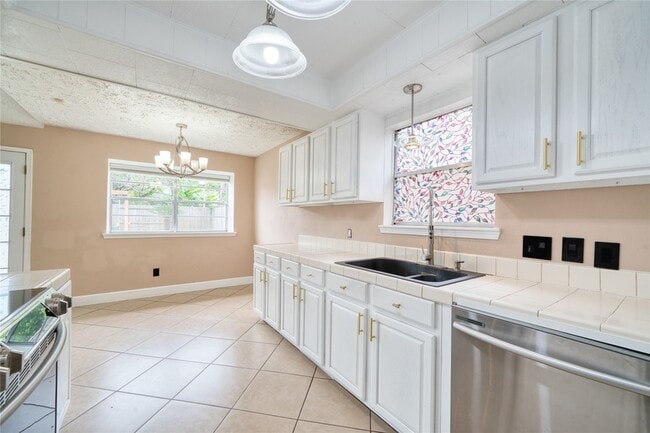 Building Photo - 1323 Oakengates Dr