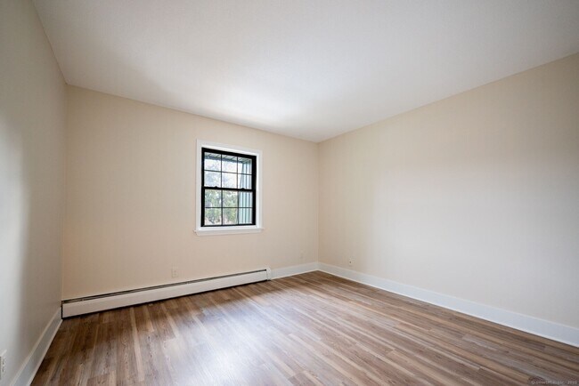 Building Photo - 549 Russell Rd