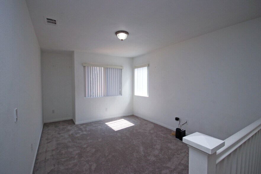 Building Photo - 2911 Spruce Ct