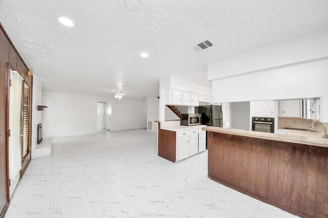 Building Photo - 9131 Rentur Dr