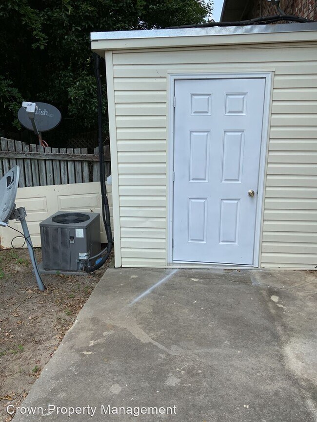 Building Photo - 2 br, 1.5 bath House - 315 Oak Drive