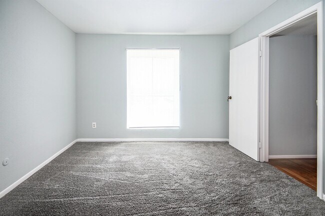 Building Photo - 3085 Walnut Bend Ln