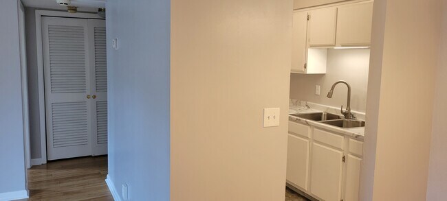 Building Photo - 420 Walton Ln