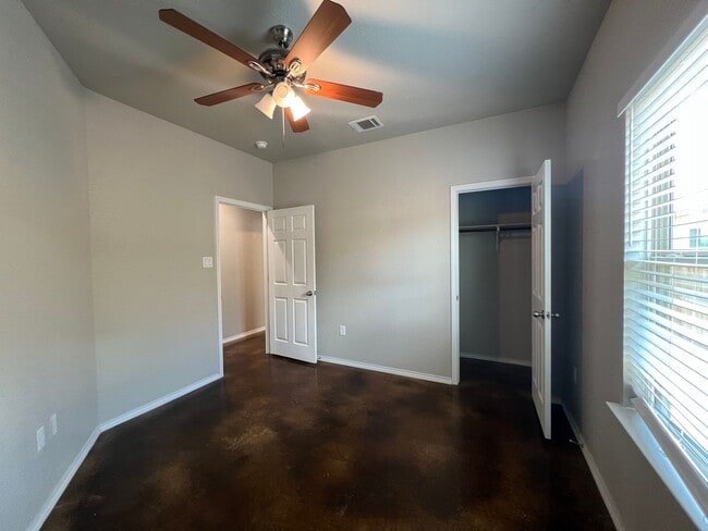 Building Photo - Beautiful Duplex in Seguin!