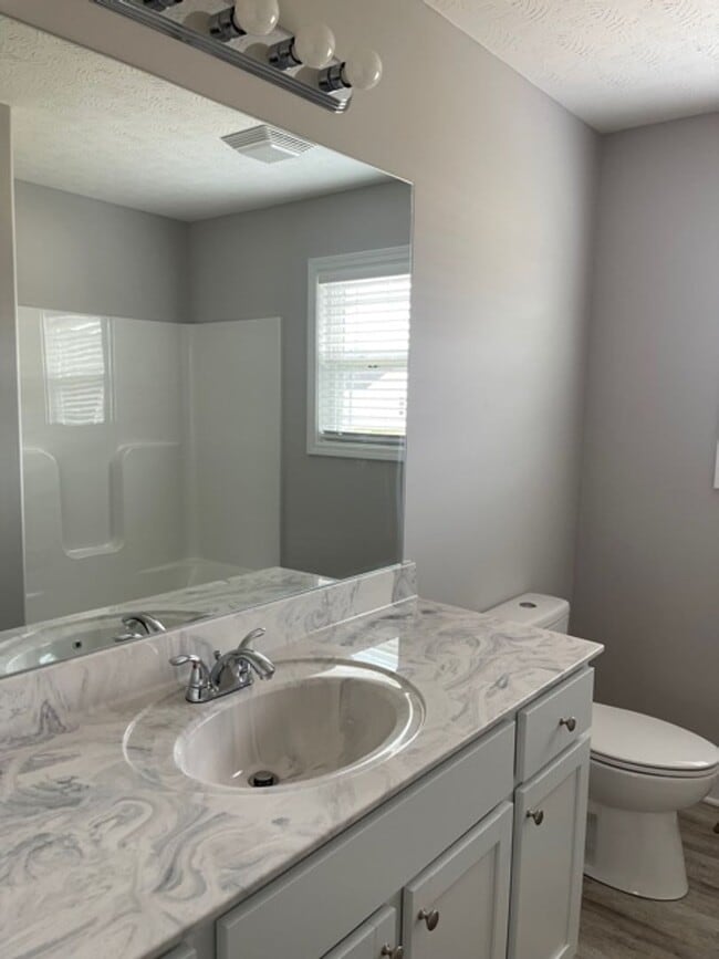 Building Photo - 488 Labrador Dr