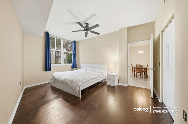 Building Photo - 2421 NE 65th St