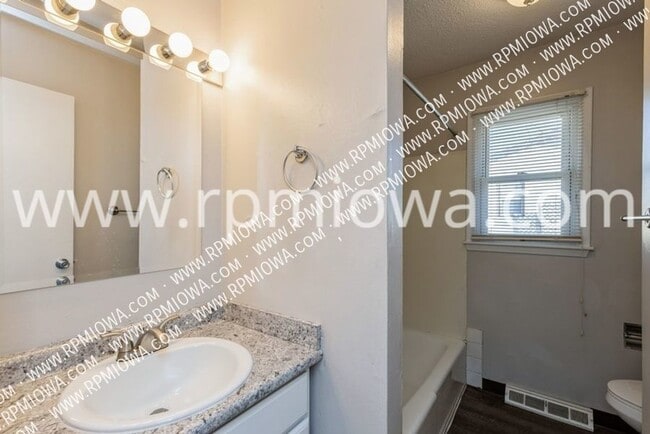 Building Photo - 213 NW Arlan Dr