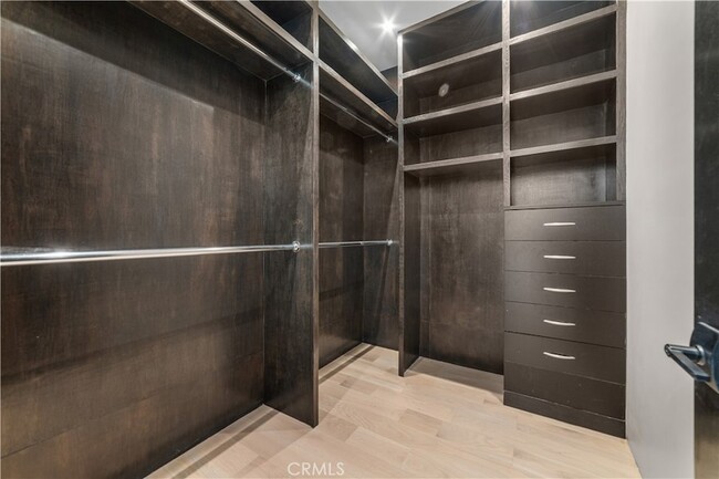 Building Photo - 1024 Summit Dr