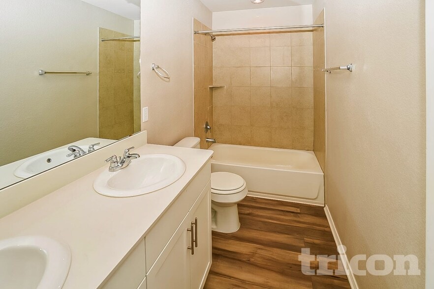 Building Photo - 5200 Saddle Clb Dr