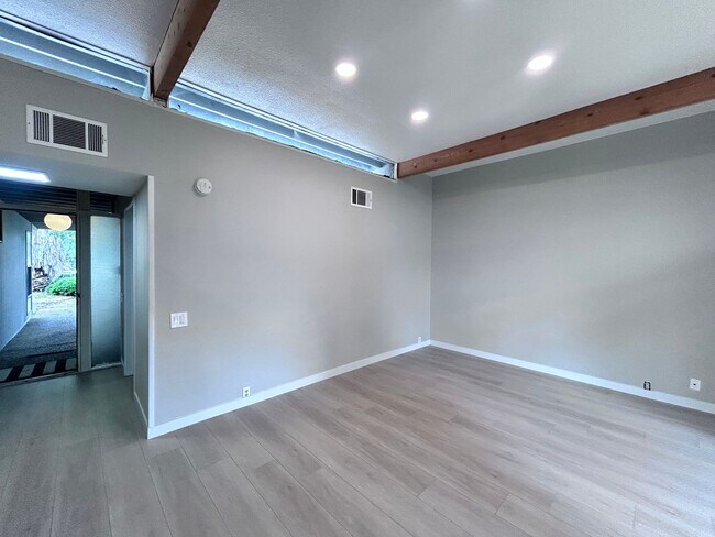 Building Photo - Three Bedroom Two Bathroom Home with Den/Home Office