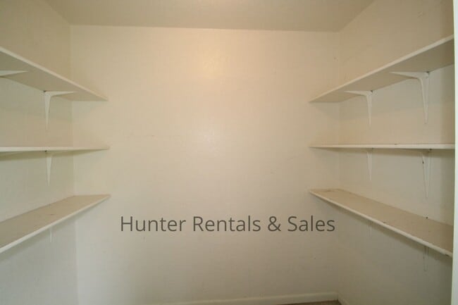 Building Photo - Heights Duplex!