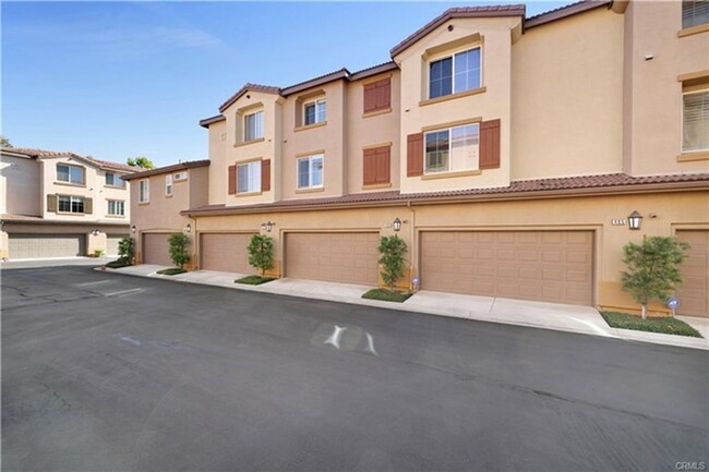 Primary Photo - Beautifully Upgraded 3 Bedroom Townhome in...