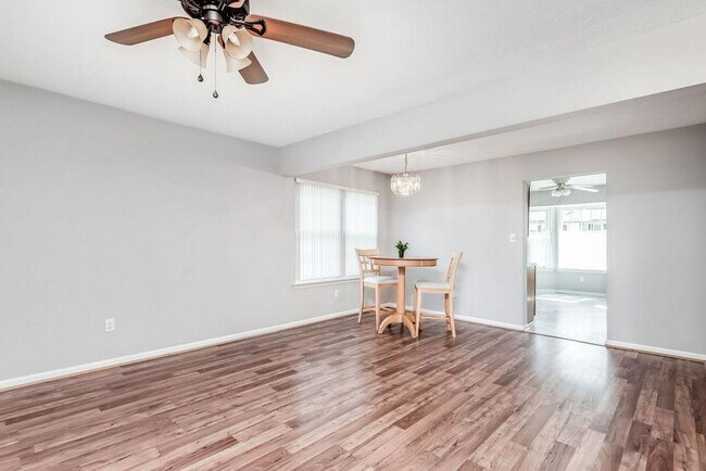 Building Photo - Live Comfortably in Williamsburg! Spacious...