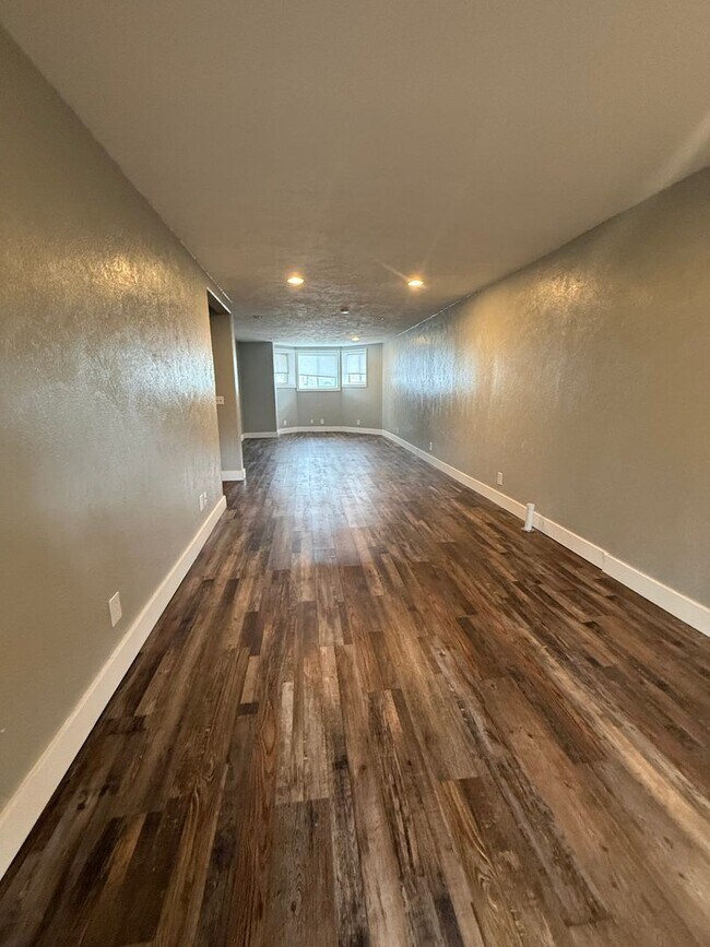 Building Photo - 529 S Dakota St