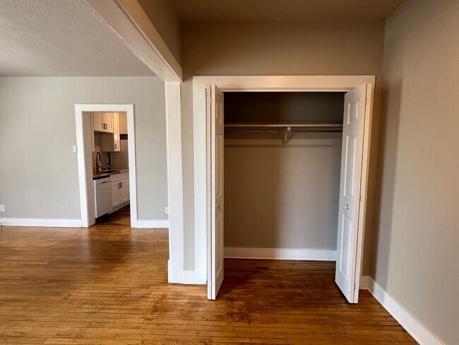 Building Photo - Newly Remodeled Modern 1-Bedroom Main Floor Apt