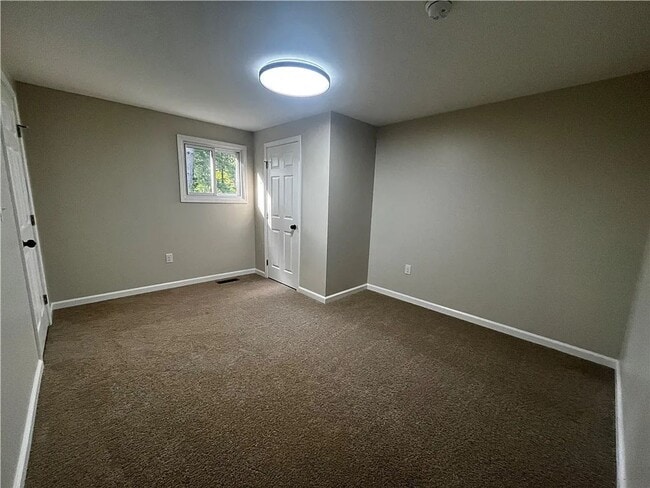 Building Photo - 4 bedroom 2 Bathroom Luxury Rental!