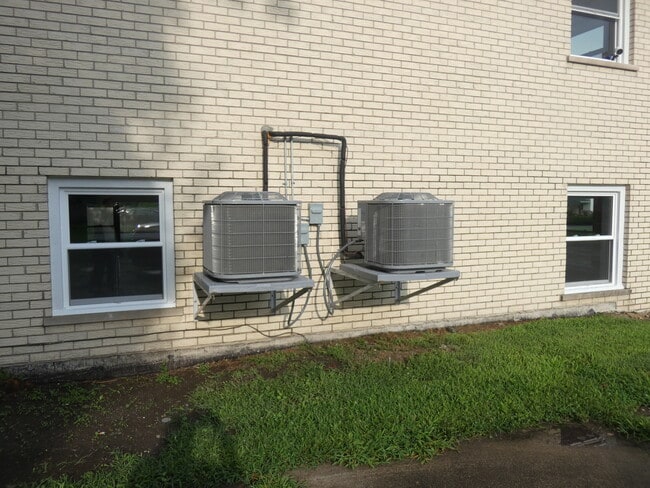 Building Photo - 241 S Small Ave