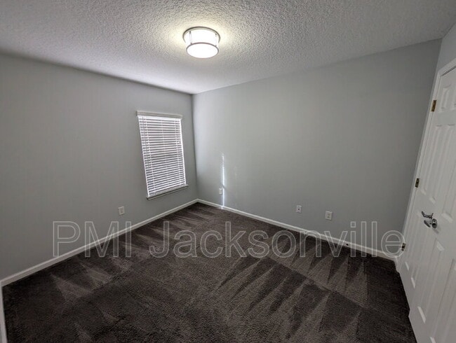 Building Photo - 1048 N Black Cherry Dr