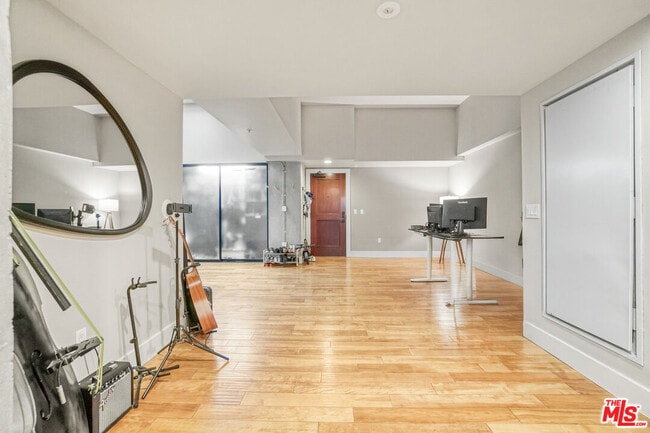 Building Photo - 460 S Spring St